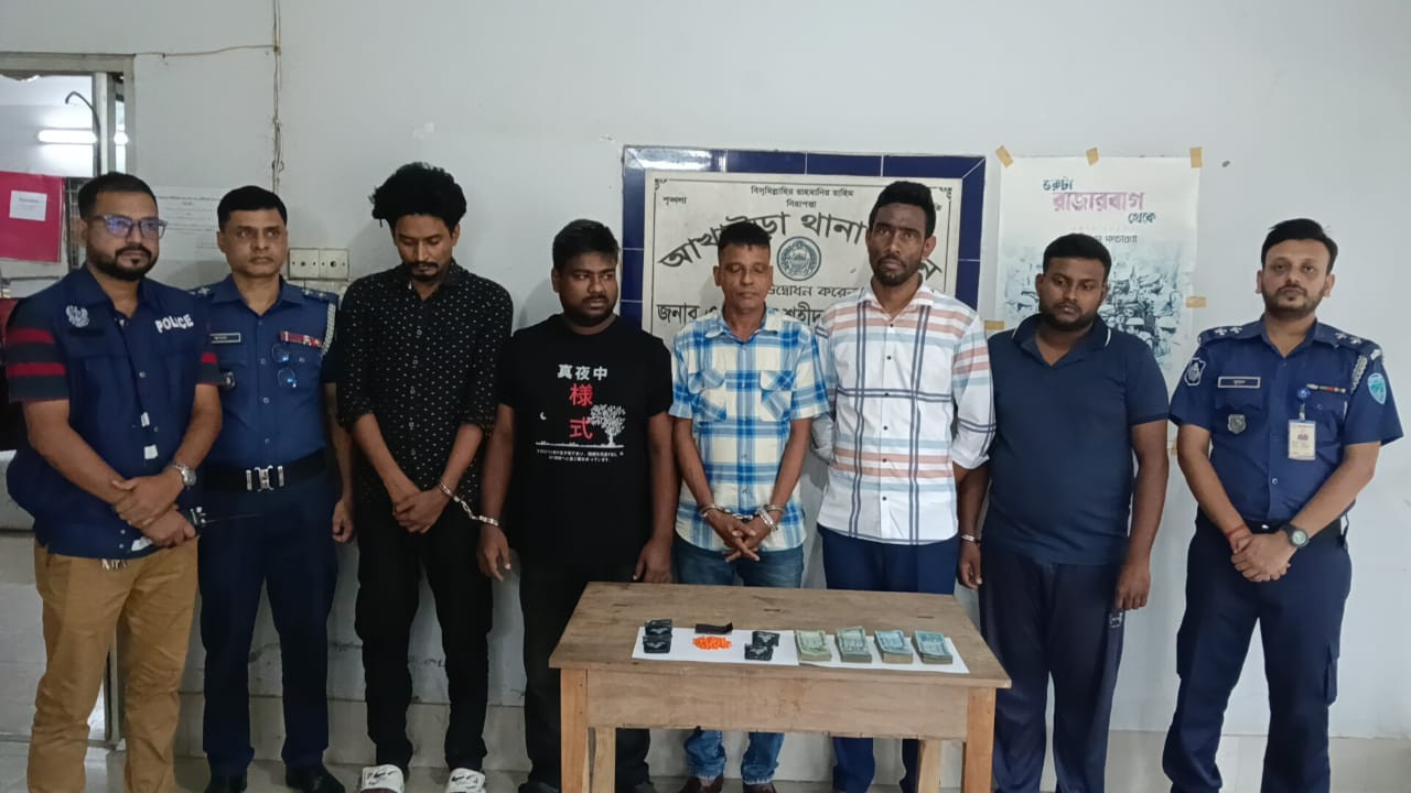 আখাউড়ায় পুলিশের অভিযানে ইয়াবা, নগদ টাকা ও প্রাইভেটকার জব্দ — গ্রেফতার ৫