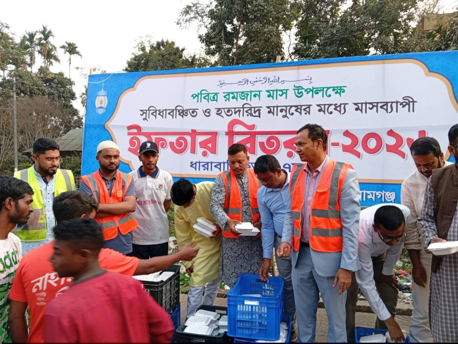 কামরুজ্জামান কামরুল-এর উদ্যোগে হতদরিদ্র মানুষের মাঝে ইফতার বিতরণ