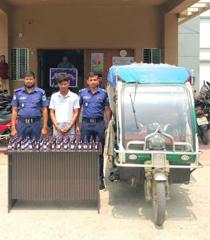 নওগাঁয় পত্নীতলা থানা পুলিশের অভিযানে ৭০ বোতল মাদকসহ আটক ১