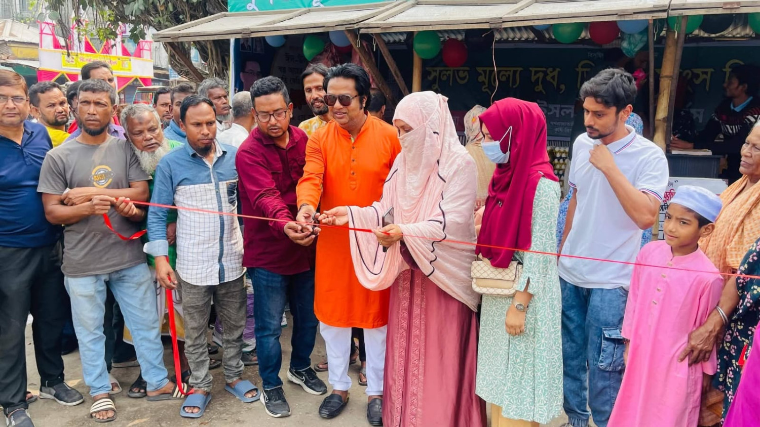 স্বল্প আয়ের মানুষের জন্য  রংপুর যুবদলের উদ্যোগে ৬৫০ টাকায় গরুর মাংস বিক্রি