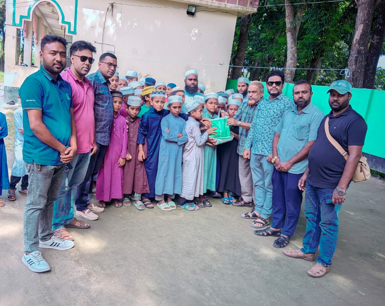 দুম্বার মাংস বঞ্চিত মাদ্রাসার এতিম শিশুদের পাশে দাঁড়াল ভেড়ামারা প্রেসক্লাব