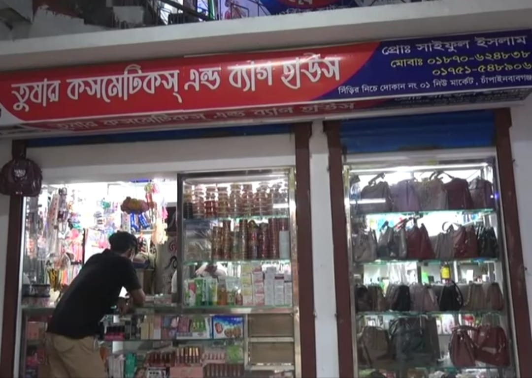 চাঁপাইনবাবগঞ্জে ক্ষমতার দাপটে মার্কেটে আগত ক্রেতাদের রাস্তা বন্ধ করে সিড়ির নিচে দোকান নির্মাণ