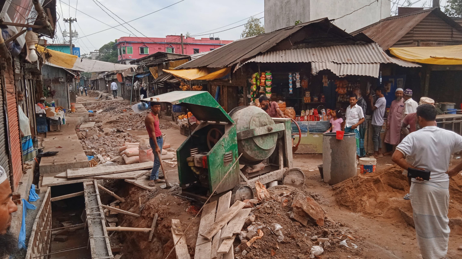 মুন্সিগঞ্জে দীর্ঘ ২০ বছর পরে মিরকাদিম বাজারে তিনরাস্তা সড়কে চলছে উন্নয়নের কাজ।