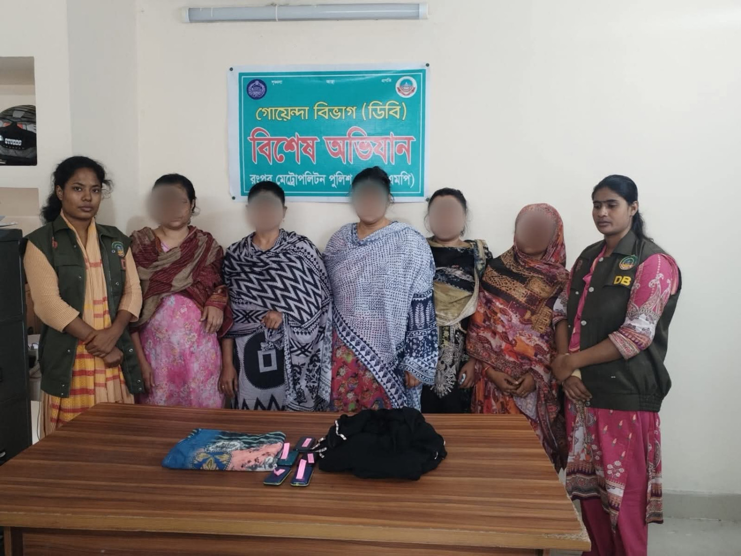 রংপুরে অভিনব কায়দার জুয়েলার্সে চুরি: আন্তঃজেলা চোরচক্রের ৫ নারী সদস্য গ্রেফতার