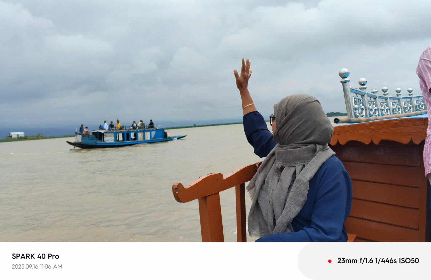 তাহিরপুরে ৩১ দফা প্রচারে ঝড় বৃষ্টি মাথায় নিয়ে হাওড় পারে ছুটে চলেছেন এমপি প্রার্থী সালমা নজির