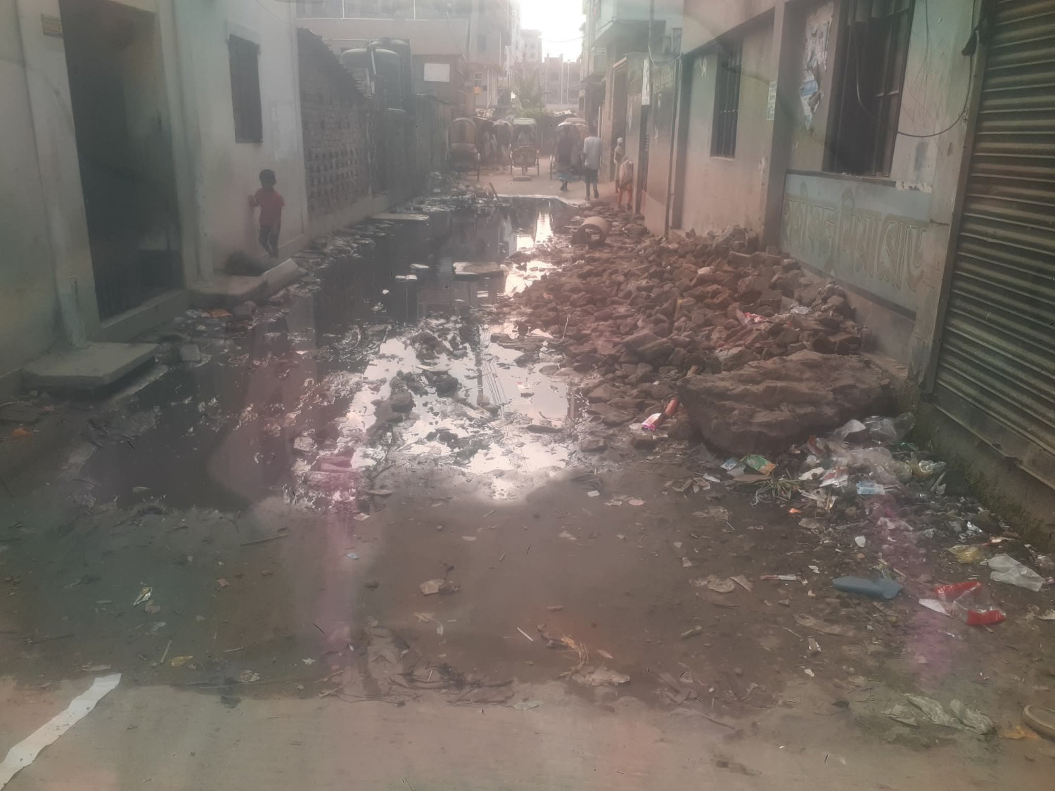 ঢাকা হাজারীবাগের হাজী ফালুমিয়া রোডে সরকারি কাজের ধীরগতি: চরম ভোগান্তিতে এলাকাবাসী