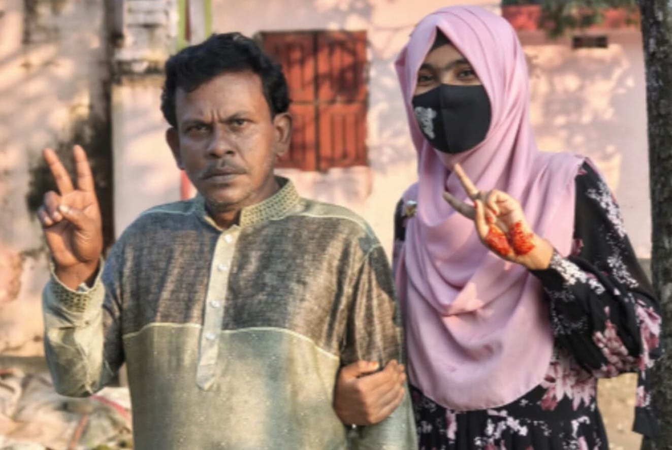 এক সঙ্গেএইচ এস সি পরীক্ষায় অংশ নিয়ে পাস করলেন বাবা ও মেয়ে