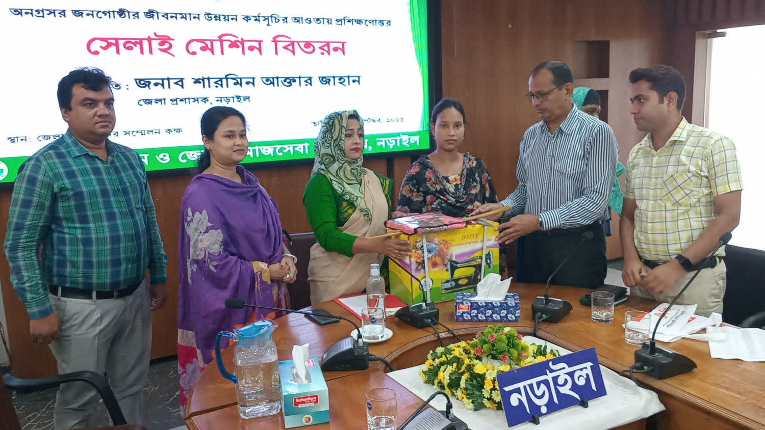 নড়াইলে সমাজসেবা থেকে প্রশিক্ষণ শেষে সেলাই মেশিন ও নগদ অর্থ পেলো ৪১জন অসহায় নারী,