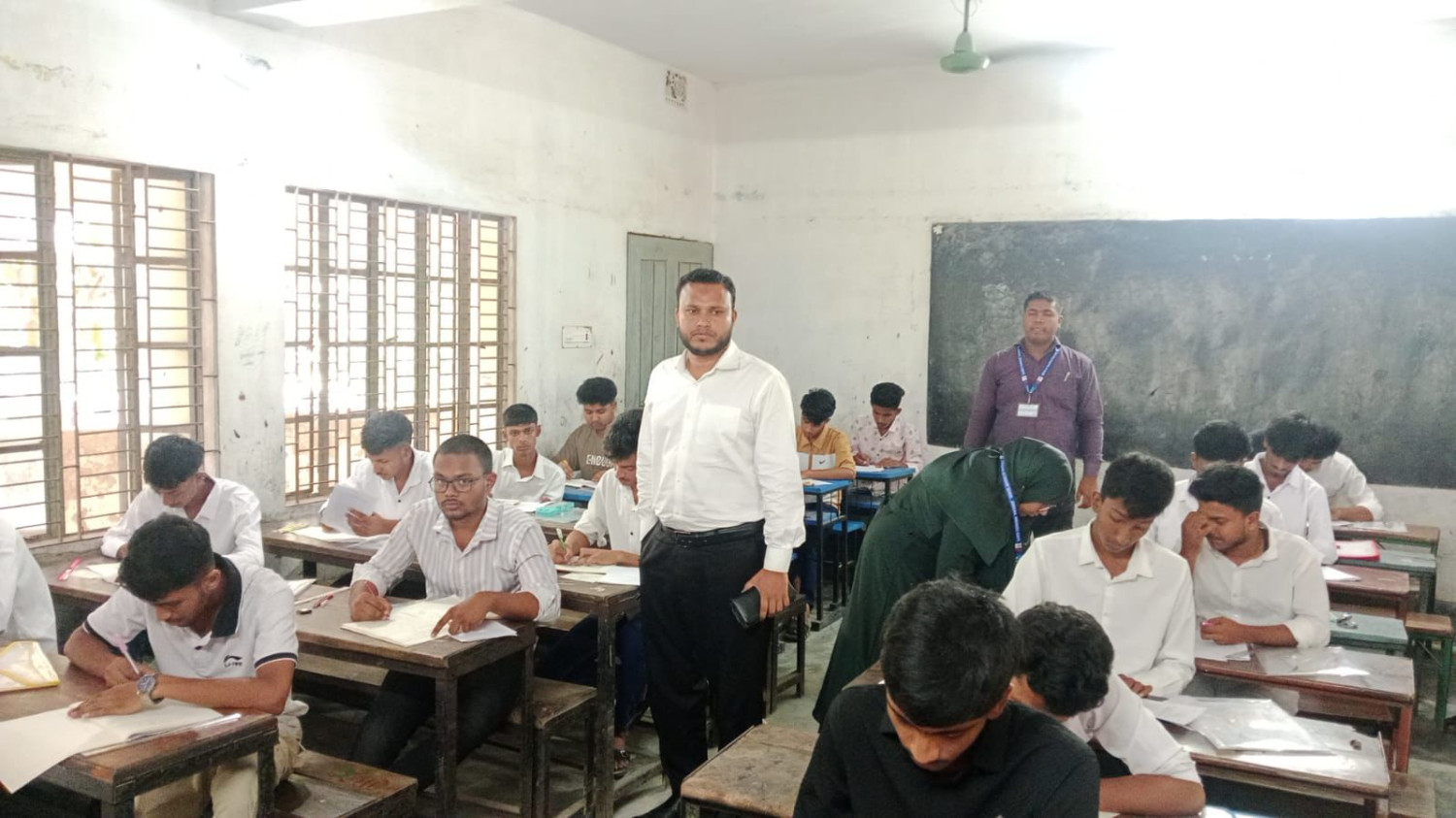 উৎসবমুখর পরিবেশে ভেড়ামারায় এসএসসি পরীক্ষা শুরু: পরীক্ষার্থী ২৪৬৮ জন