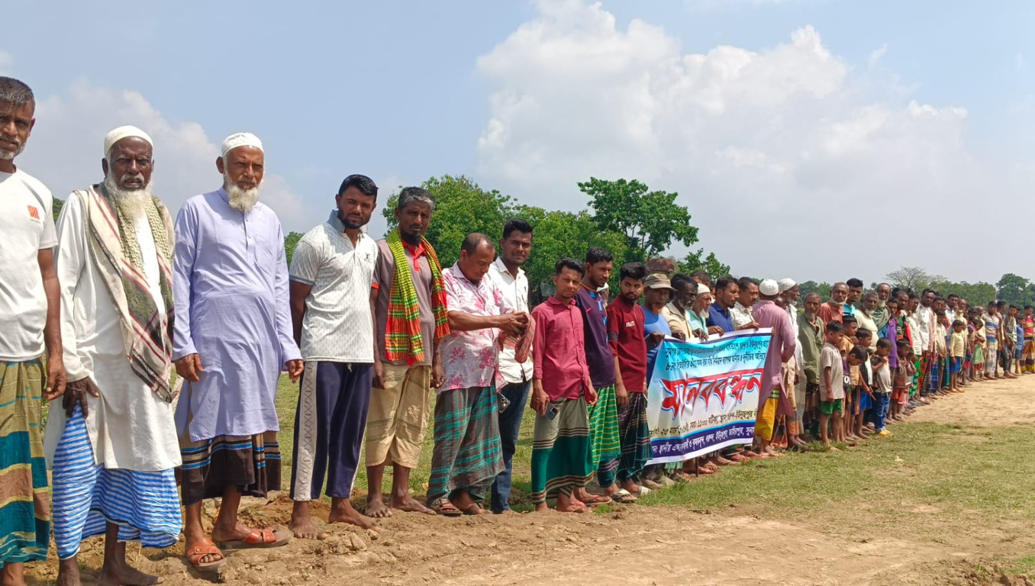 তাহিরপুরে ফসল রক্ষা বাঁধে অনিয়মের প্রতিবাদে মানববন্ধন