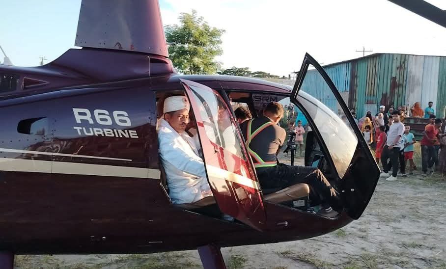 মুন্সিগঞ্জে প্রেমিকের সাথে পালিয়েছে স্ত্রী, রাগে হেলিকপ্টারে নতুন বউ আনলেন স্বামী  মোঃজসিম শেখ।