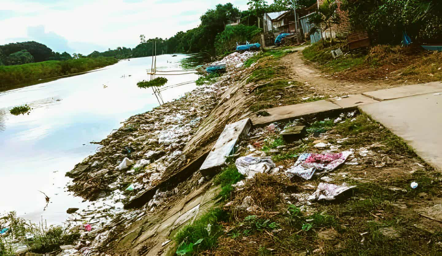 তাহেরপুর পৌরসভায় বারনই নদীতে দোকানীদের ফেলা ময়লা-আবর্জনার ভাগাড়ের পরিণত,নদীর পানি দূষিত-