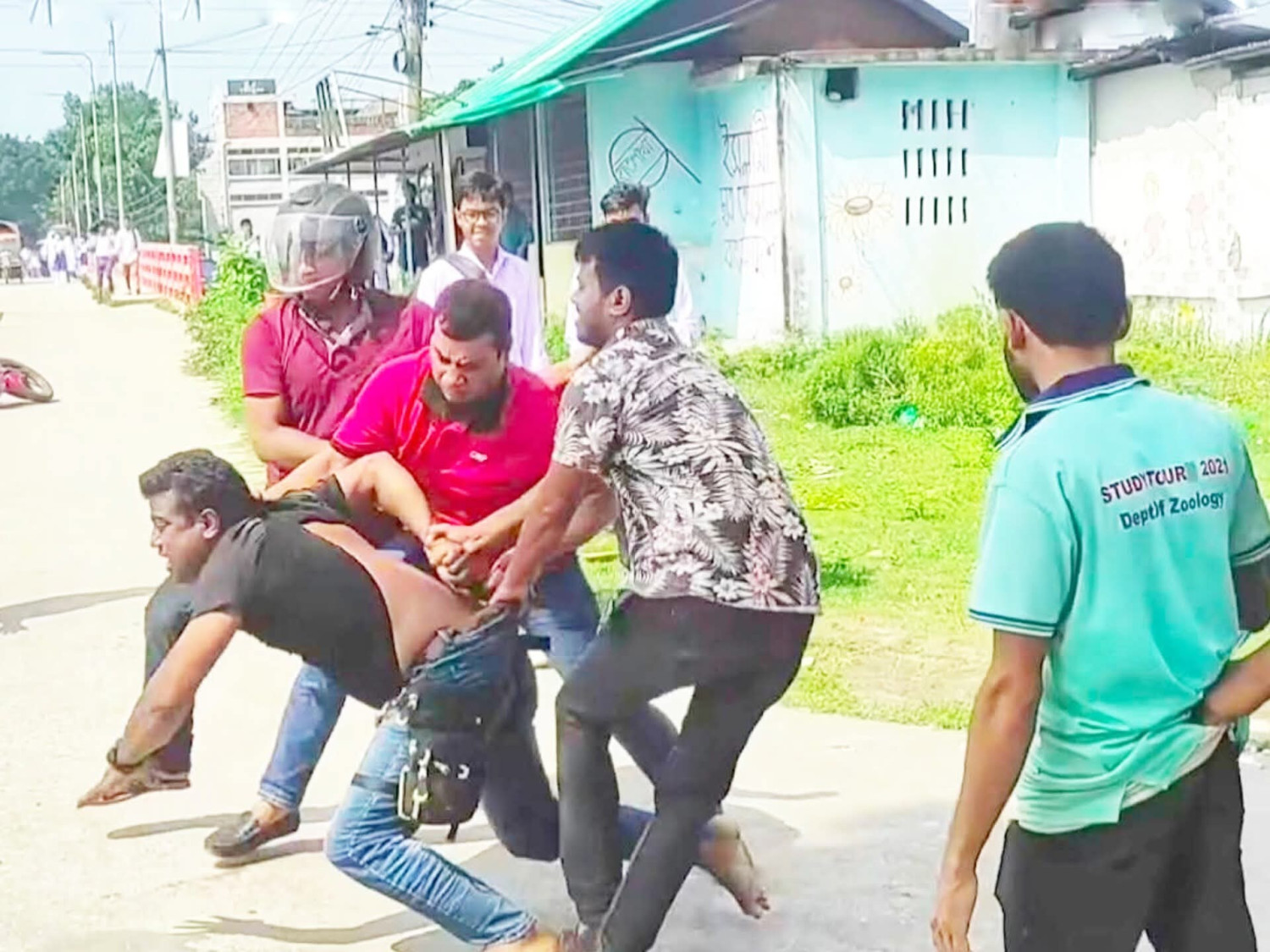 ঠাকুরগাঁওয়ে ফিল্মি স্টাইলে ধাওয়া-পাল্টা ধাওয়া, দুই মাদক ব্যবসায়ী আটক