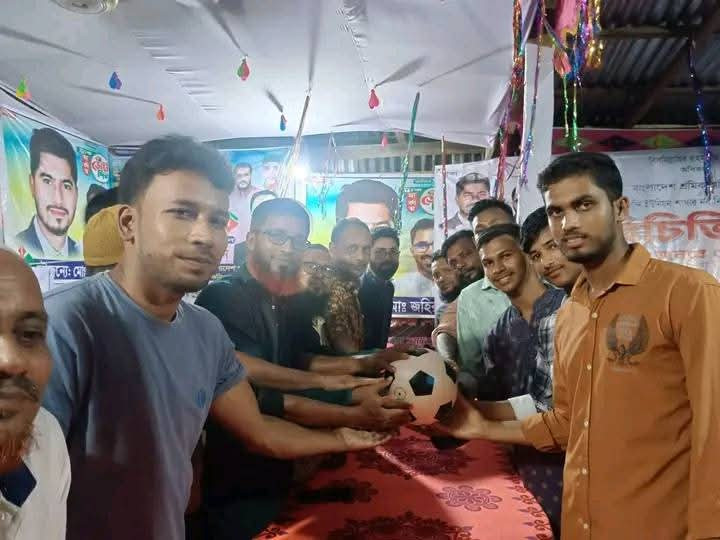 গন অধিকার পরিষদের পক্ষ থেকে ফুটবল বিতরণ