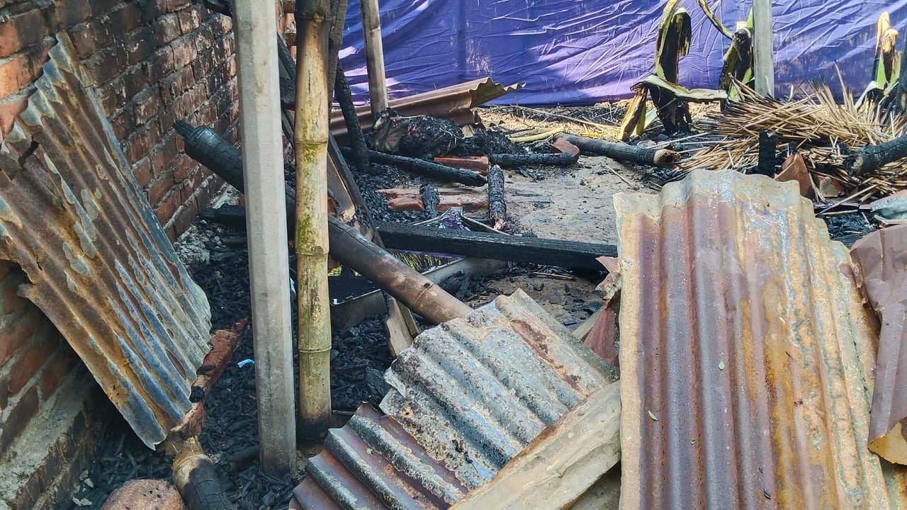 রাজশাহীর পুঠিয়ায় রাতের আঁধারে ঘড়বাড়িতে আগুন দিয়েছে দূর্বৃত্তরা, ভুক্তভোগীর সুষ্ঠু বিচারের দাবি