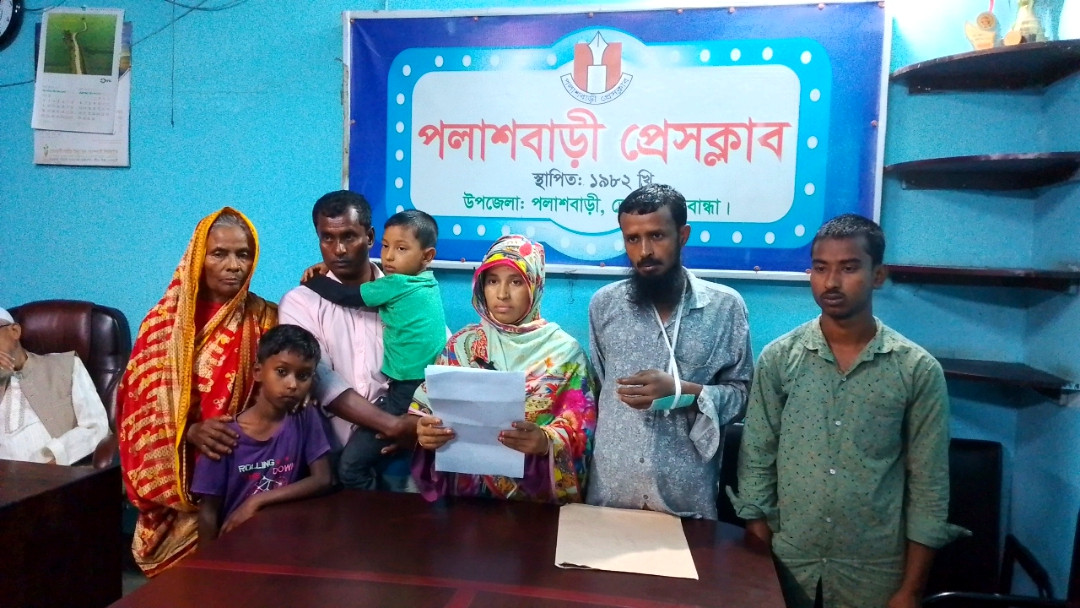 পলাশবাড়ীতে জমি নিয়ে সংঘর্ষ: বাদীর স্বামীর তিন আঙুল কেটে দিল বিবাদীরা