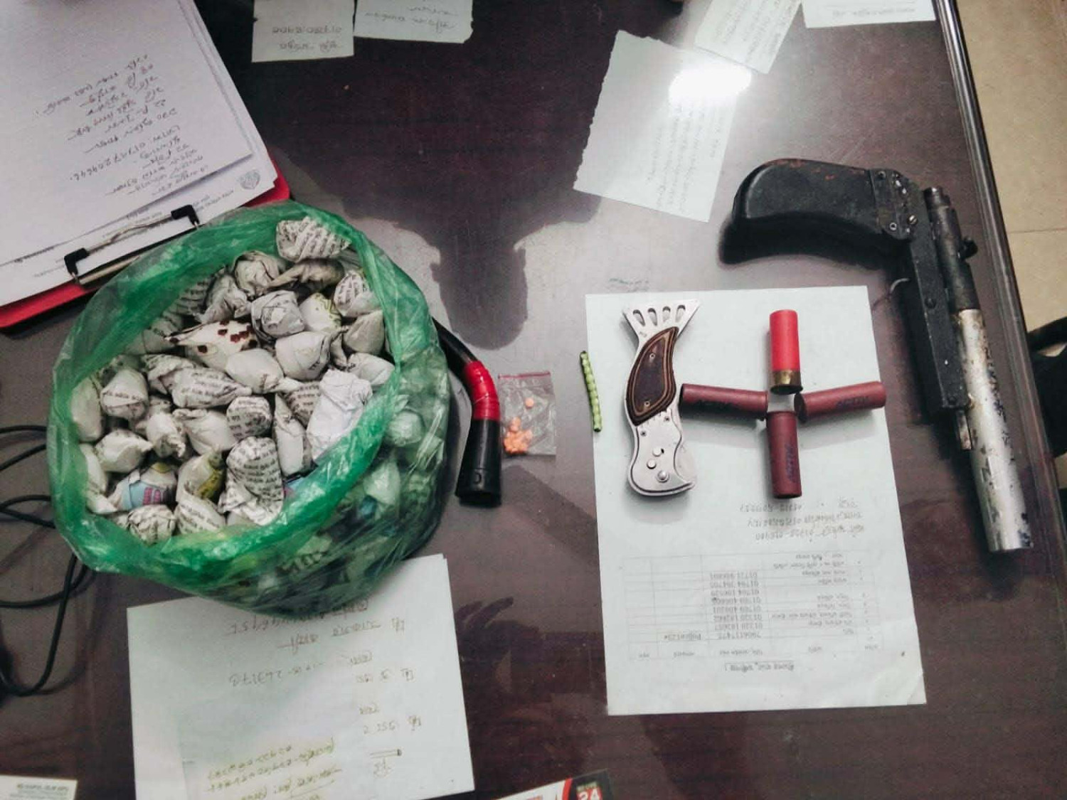 মুন্সীগঞ্জে সন্ত্রাস দমনে অভিযান জোরদার, বিকাশ গ্যাংয়ের আস্তানায় উদ্ধার অস্ত্র