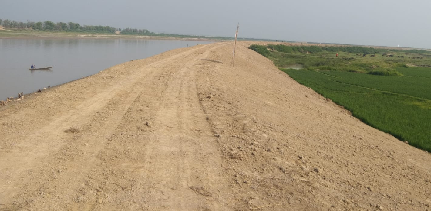 মধ্যনগরে হাওরের ফসল রক্ষা বাঁধের কাজ সময়মতো শেষ না হওয়ায় ফসল ডুবার আশঙ্কায় কৃষক