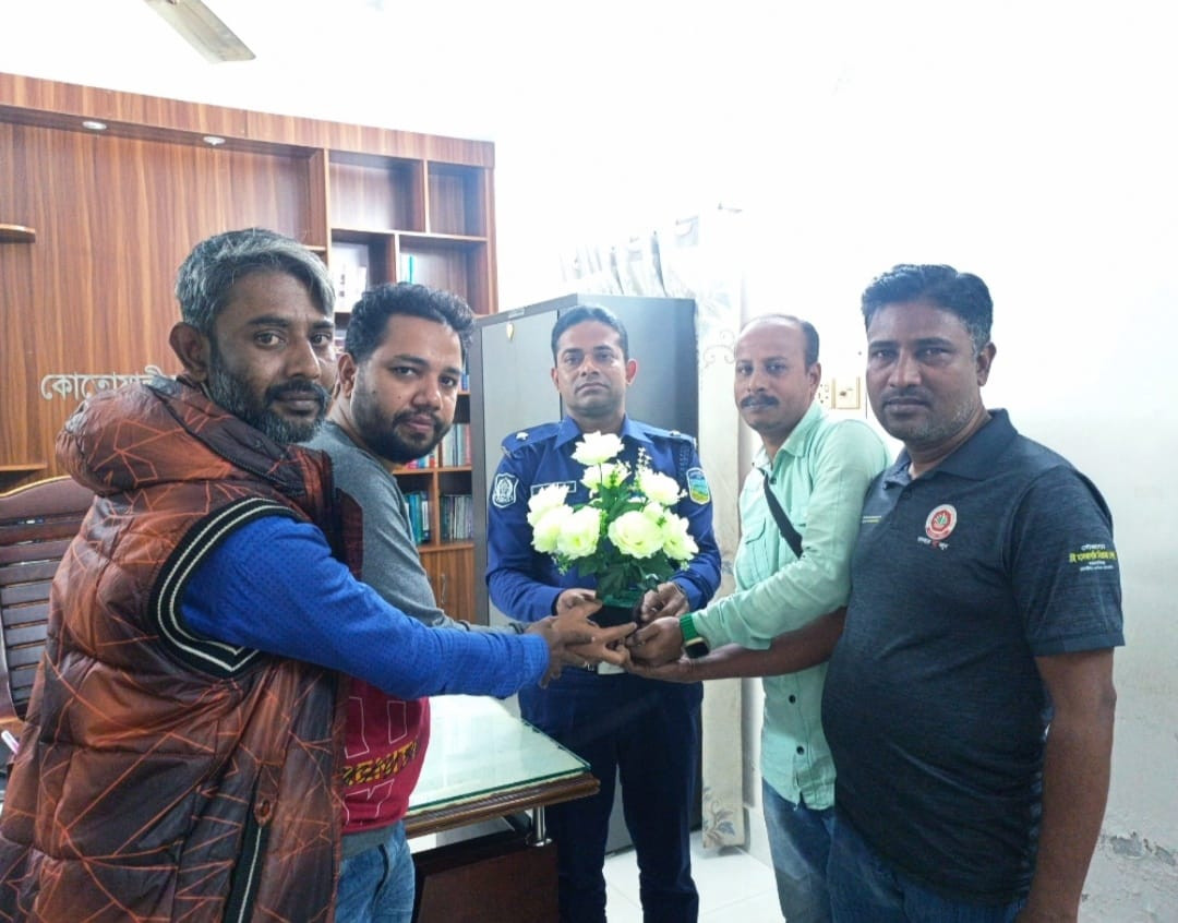 ময়মনসিংহ কোতোয়ালী মডেল থানার নতুন ওসিকে ফুলেল শুভেচ্ছা