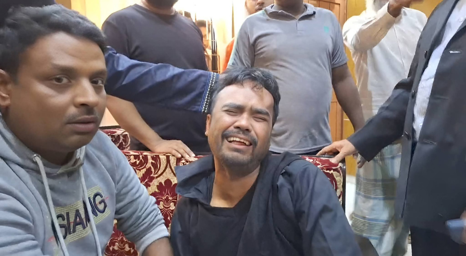 মুন্সীগঞ্জে ৩য় শ্রেণীর ছাত্রীকে ধর্ষণ চেষ্টার অভিযোগে শিক্ষককে গণপিটুনি