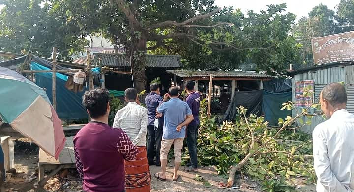 নলডাঙ্গায় সরকারি গাছ কাটার অভিযোগ জামায়াত ইসলামী নেতার বিরুদ্ধেঃ