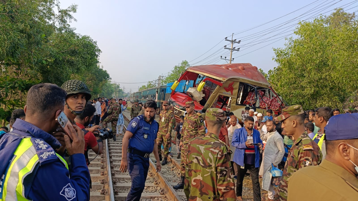 কুমিল্লায় ট্রেন- বাসের সংঘর্ষে নারী শিশুসহ নিহত ১২, আহত ১৮