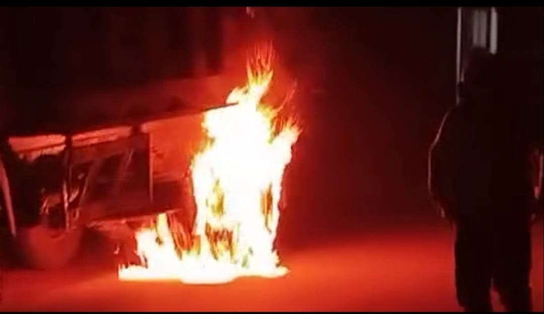 কুষ্টিয়ায় গভীর রাতে রাস্তার পাশে দাঁড়িয়ে থাকা ট্রাকে আগুন