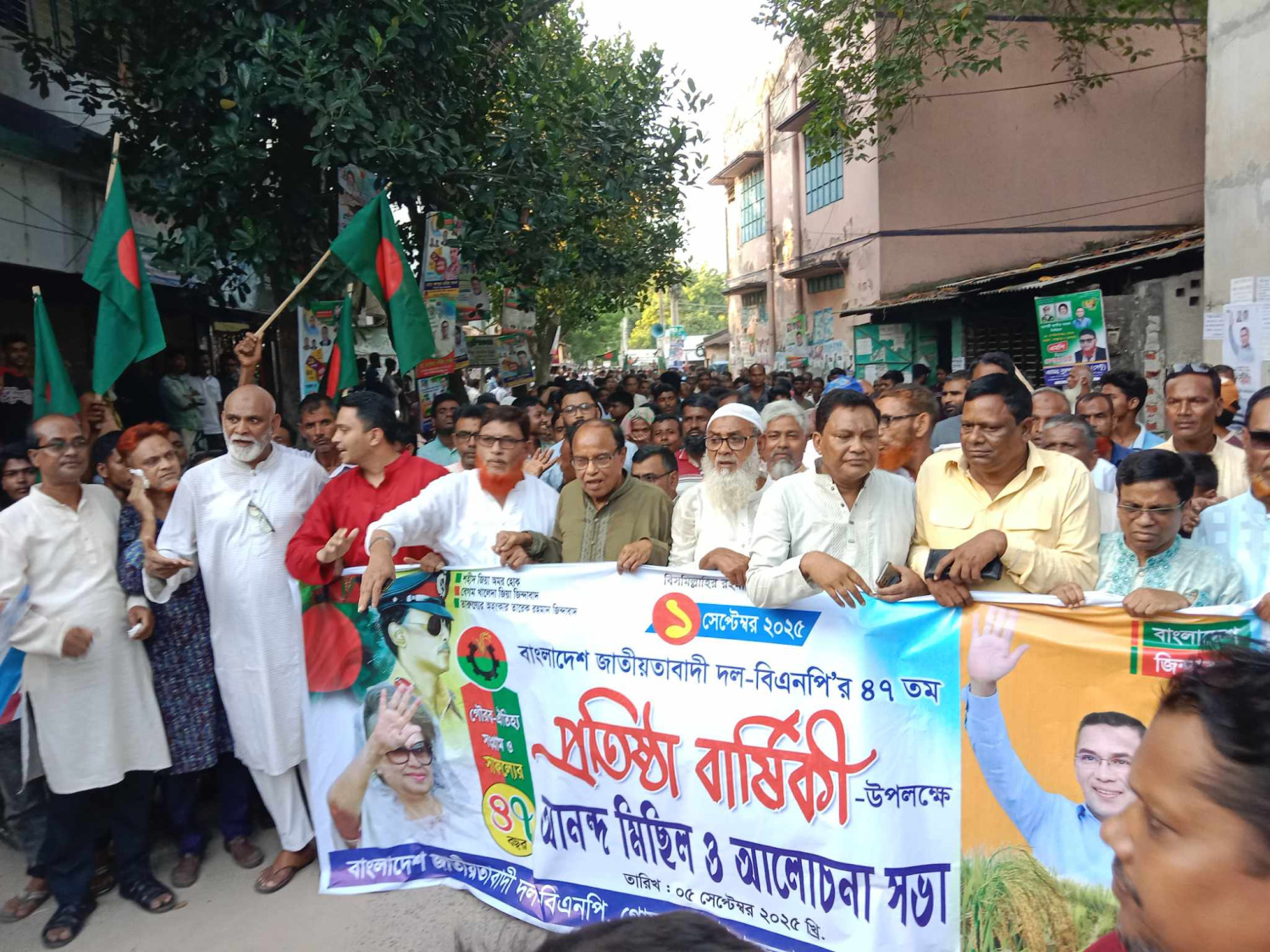 গোমস্তাপুরে বিএনপি'র ৪৭তম প্রতিষ্ঠা বার্ষিকীতে আনন্দ র‍্যালিতে গণজোয়ার