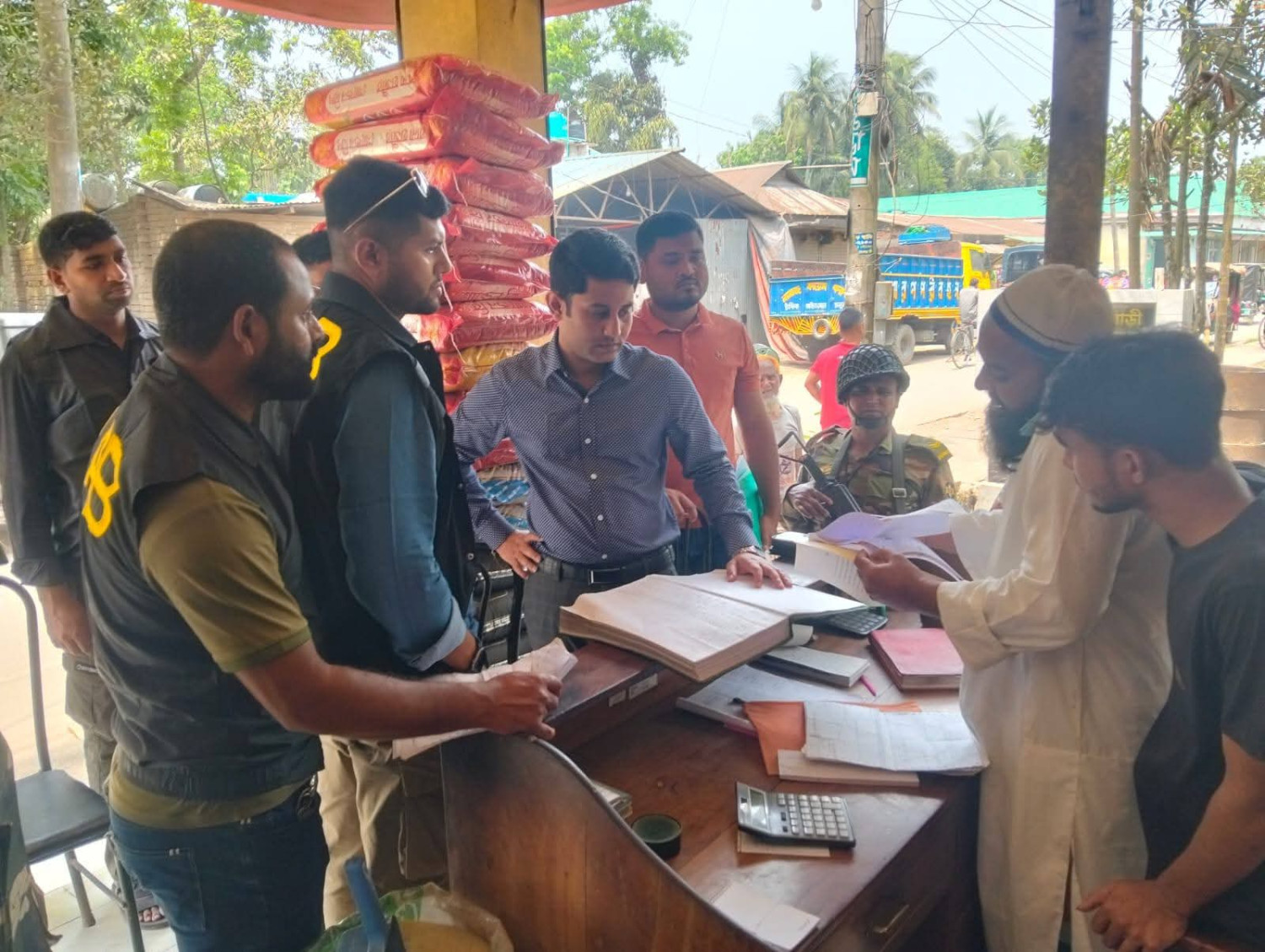 অবৈধভাবে ভোজ্য তেল মজুদ: কিশোরগঞ্জে যৌথ অভিযানে জরিমানা