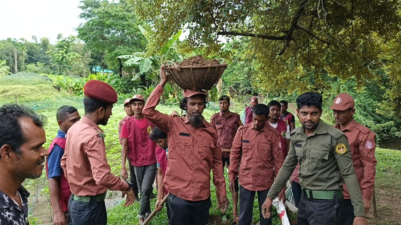 বাদাঘাটে ভিডিপি সদস্যদের স্বেচ্ছাশ্রমে ভাঙা রাস্তা মেরামত