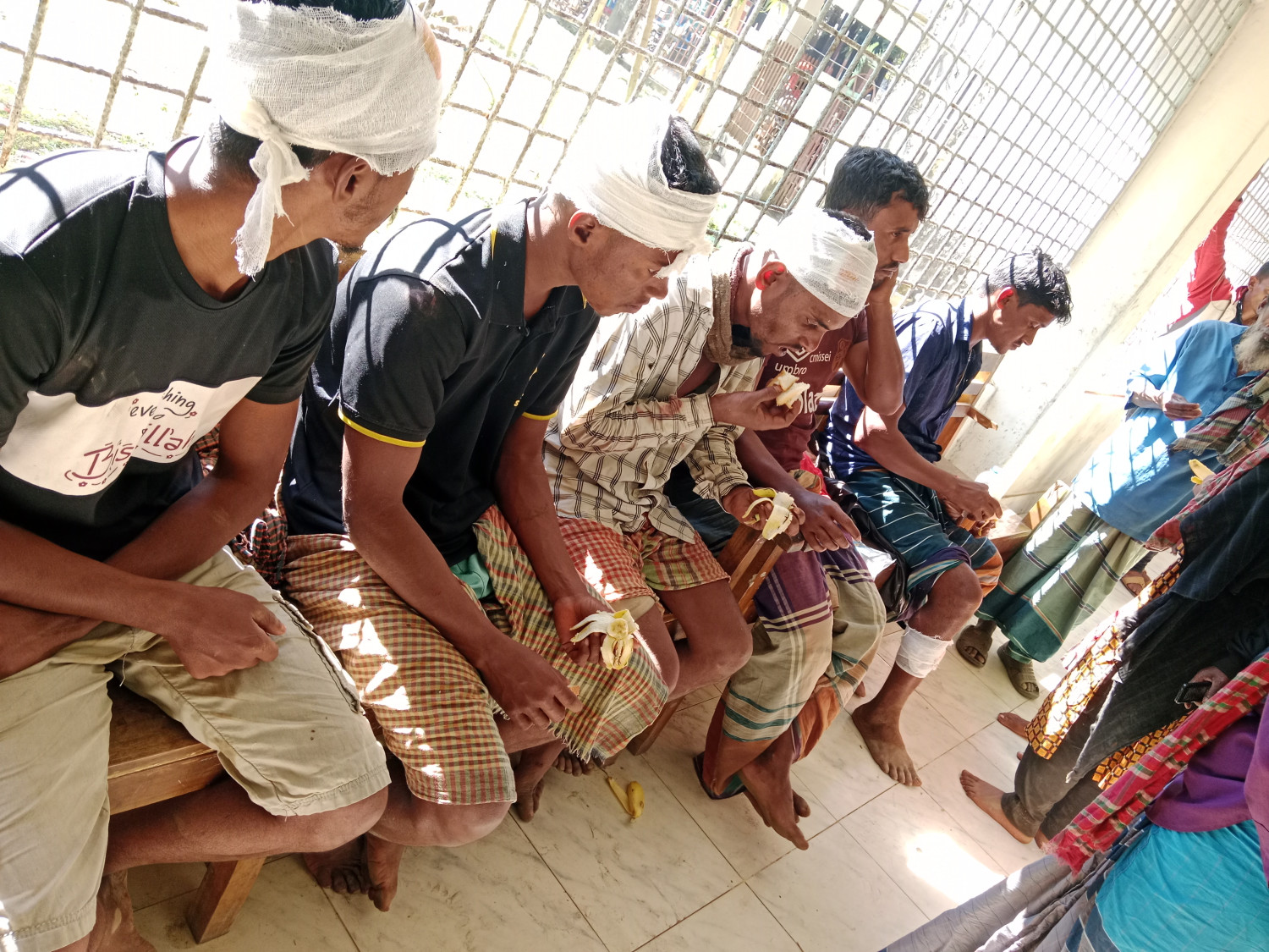 তাহিরপুরে দুই পক্ষের উত্তেজনা চরমে, সংঘর্ষে অন্তত ২৪ জন আহত